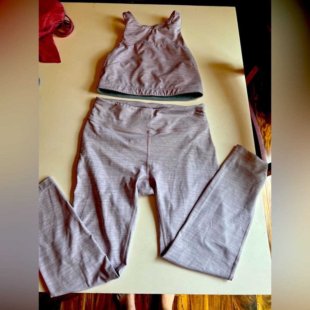 Outdoor Voices Set TechSweat 7/8 Flex Legging
Bloom M and TechSweat Crop
Bloom S